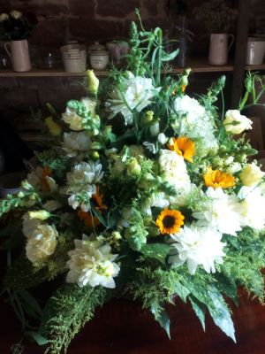 blumenkranz-dreieckFE6CA538-72D4-4B6D-13A8-622373677A35.jpg